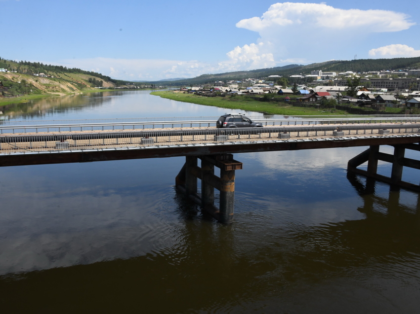 В поселке Дарасун Забайкальского края запустили движение по временному мосту через реку Ингода